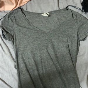 grey H & M shirt
